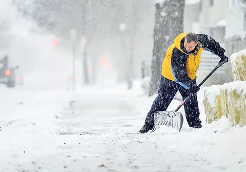 Fenomene meteo extreme! Cod galben de ploi abundente şi zăpadă