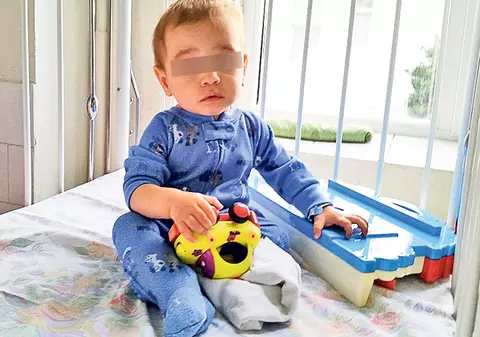 Patru copilaşi au fost abandonaţi în casă de propria lor mamă