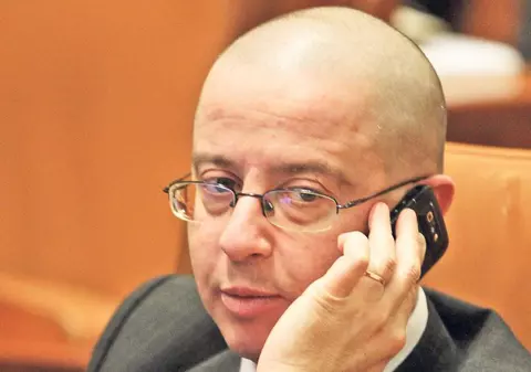 Primarii traseişti, traşi pe dreapta