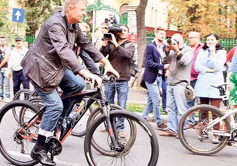 Amintiri din tinereţea preşedintelui ales! Pedala 60 km ca să-şi vadă iubita