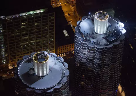 A traversat pe sârmă, legat la ochi, distanţa dintre doi zgârie-nori