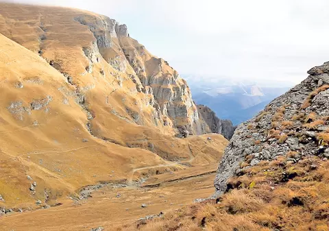 Valea Morţii. Unul din cele mai spectaculoase trasee din Bucegi s-a umplut de cruci!