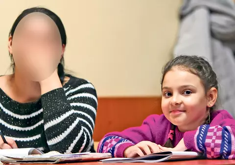 Fiică şi mamă, colege de bancă la clasa a IV-a