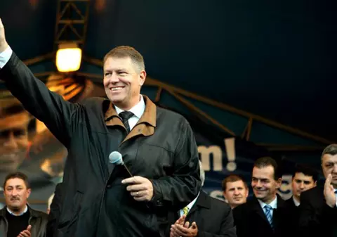 Klaus Iohannis, în Piața Universității! CE STRIGĂ ȘI CÂNTĂ ROMÂNII