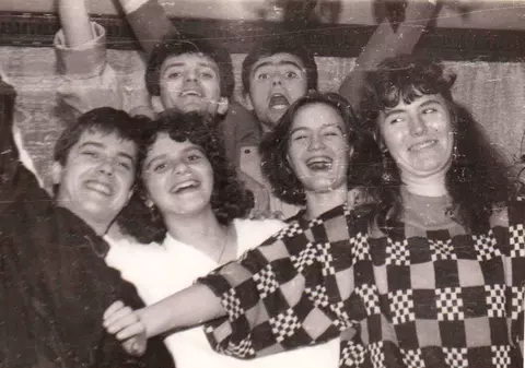 DOAR ZÂMBETUL ÎL TRĂDEAZĂ! Care dintre cei 6 este DAN CAPATOS?