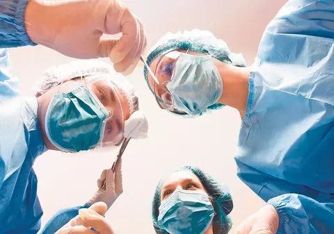 Colegiul Medicilor Bucureşti, despre soluţia eficientă pentru ca tinerii doctori să rămână în ţară