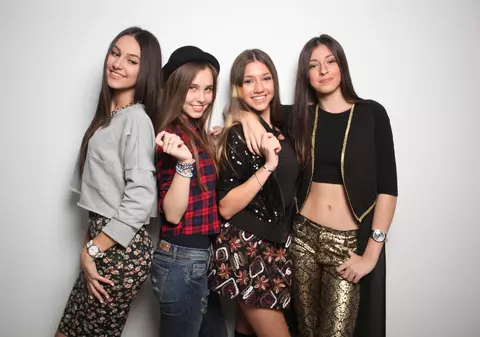 PREMIERĂ LIBERTATEA.RO | Cele patru puştoaice din trupa COOL, noile preferate ale adolescentelor