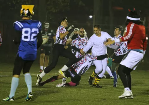 FOTO / Meci de groază la ”Arcul de Triumf”! Arlechinii şi Rebelii au jucat rugby-fotbal american