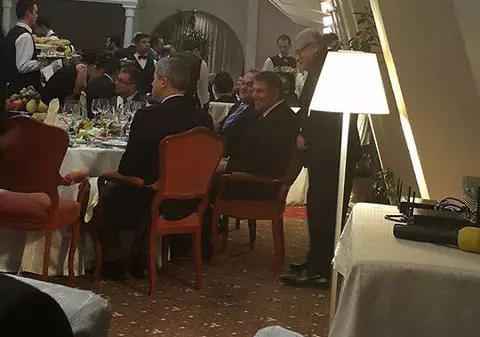 EXCLUSIV | IOHANNIS sărbătoreşte câştigarea alegerilor alături de colegii de partid