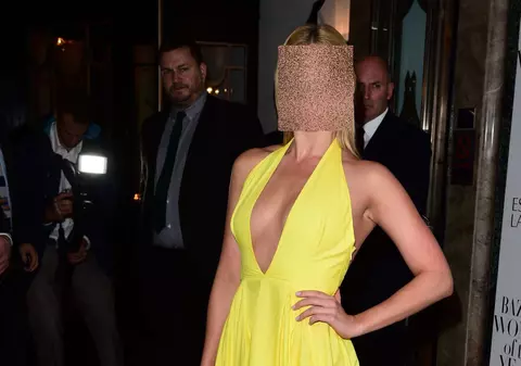 Gafă de zile mari! Actriţă celebră de la Hollywood, cu sfârcul la vedere pe covorul roşu | FOTO