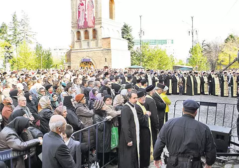 Românii cred în MINUNI şi în HOROSCOP! Vezi ce mai e în clasament