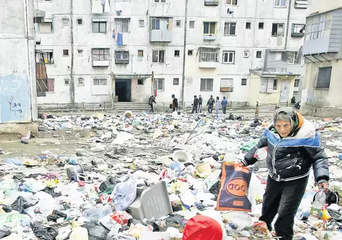 Trăiesc cu groapa de gunoi la fereastră