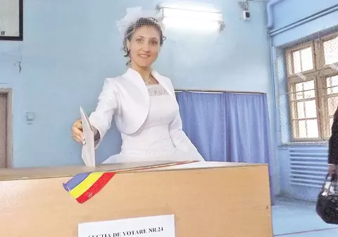 ALEGERI PREZIDENŢIALE 2014 | Un mire şi o mireasă au fost primii care au dat startul votării la o secţie din Galaţi