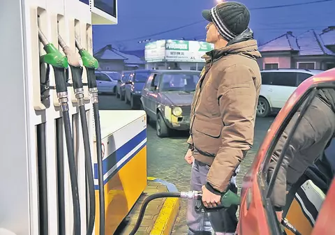 Libertatea i-a anunţat că s-a ieftinit petrolul şi i-a întrebat când ieftinesc şi ei benzina | EXCLUSIV