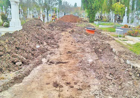 Într-un cimitir din Capitală, mormintele s-au mutat pe alei