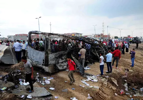 Accident tragic în Egipt! Cel puțin 18 morți, după ce autobuz şcolar a fost mistuit de flăcări | FOTO