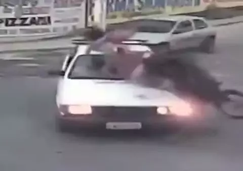 Reacția emoționantă a unui cuplu de îndrăgostiți, imediat după ce au scăpat dintr-un accident de motocicletă | VIDEO