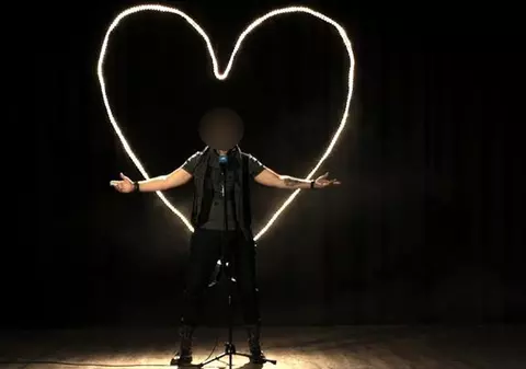 Nu l-ai mai văzut așa! Alexandru CIUCU a dat COSTUMUL ELEGANT pe MICROFON ȘI ȚINTE