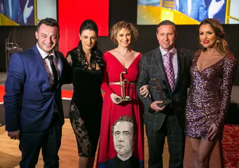 ANAMARIA PRODAN, SENZAȚIE în ”The Guardian”. ROCHIA CU CHIPUL LUI REGHE, declarată ȚINUTA SĂPTĂMÂNII de jurnaliștii britanici