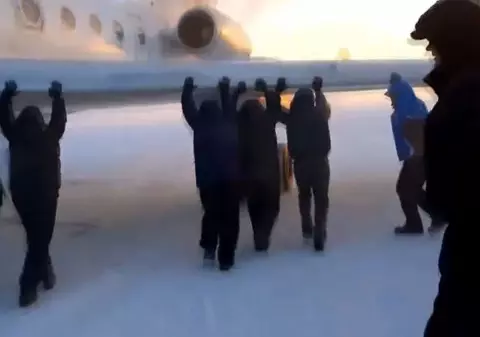 Ca la nebuni! Pasagerii au împins avionul ca să decoleze | VIDEO