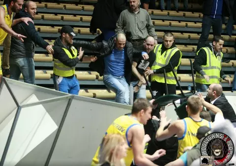 VIDEO / Cea mai VIOLENTĂ bătaie între fani. Meciul s-a ÎNTRERUPT