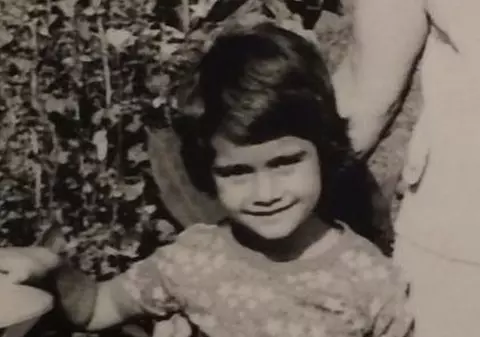 O VEZI în FIECARE ZI la TV! Nici prin CAP nu-ți TRECE CINE e PITICA asta!