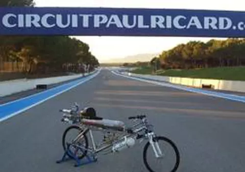 VIDEO / NEBUNIE: o bicicletă, mai rapidă decât un Ferrari!
