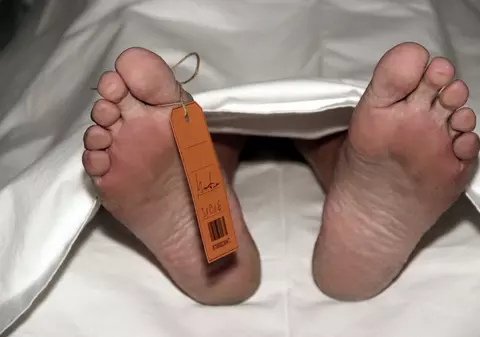 A dat 11.000 de euro ca să rămână ÎNSĂRCINATĂ cu SPERMA unui mort