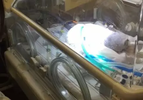 SFÂȘIETOR! Un TATĂ îi CÂNTĂ bebelușului MURIBUND! Mama s-a stins la CÂTEVA MINUTE după ce l-a ADUS pe LUME! | VIDEO