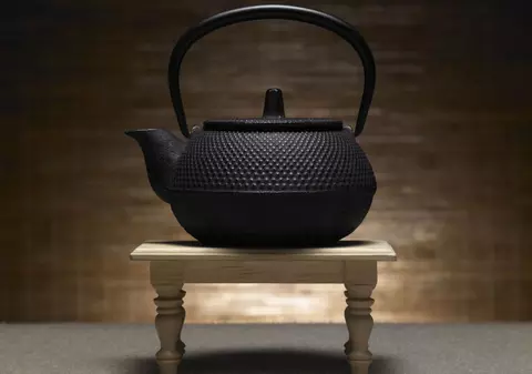 Incredibil! Decanul Facultăţii de Medicină din Iaşi, acuzat că a luat mită o tavă şi un ceainic