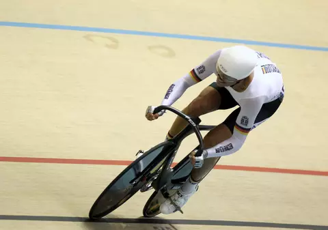 VIDEO / Record uluitor în ciclism! A depăşit un automobil Ferrari
