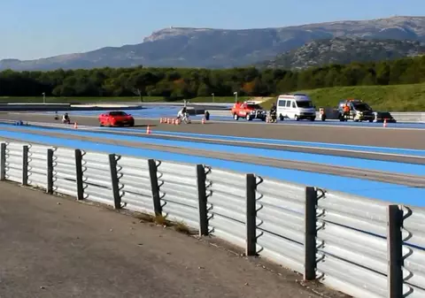 FABULOS! Cursă de viteză între un Ferrari şi o bicicletă. Ghiceşti cine a câştigat? VIDEO