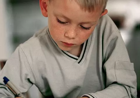 Tastatura înlocuieşte creionul! Prima ţară din lume în care elevii nu vor mai învăţa să scrie de mână