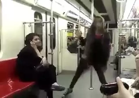 Lecţie de curaj! Ce a făcut o tânără din Iran pentru a protesta împotriva unei legi care le interzice femeilor să danseze în public | VIDEO