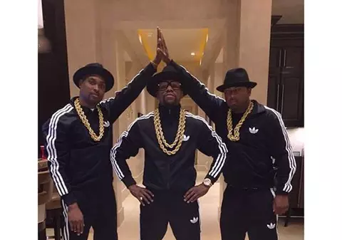 VIDEO / Încă o aroganţă marca Mayweather. A "obosit" numărând bani