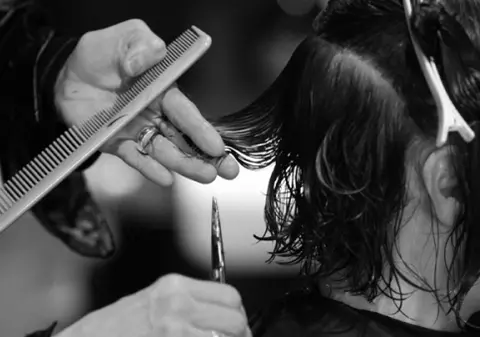 O tânără din Sibiu a plecat cu părul distrus dintr-un salon de hairstyle