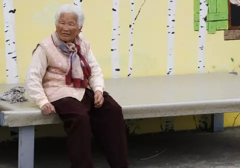 Pensionarele au ajuns să se prostitueze! Vezi cum își atrag clienții!