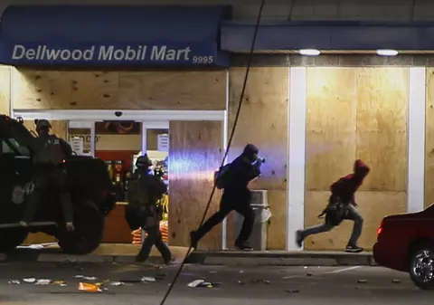 HAOS în FERGUSON! POLIȚIA, atacată de manifestanți în timpul unui protest