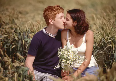 Știi care e VÂRSTA NORMALĂ PENTRU PIERDEREA VIRGINITĂȚII? O să ai un șoc!