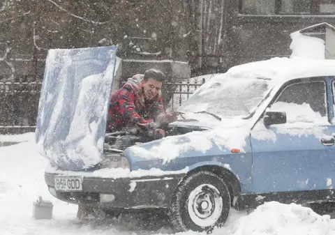 Maşina ta e gata de lupta cu frigul şi zăpezile? Specialiştii îţi dau sfaturi ca să pregăteşti autovehiculul de iarnă
