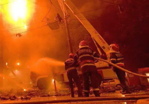 Pompierii din Mehedinţi, chemaţi să stingă incendiul declanşat la casa unui coleg