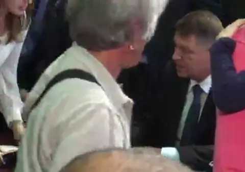Moment emoționant la lansarea cărții lui Iohannis! Ce i-a spus PREȘEDINETLE UNEI MAME! FOTO