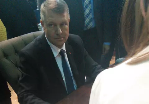 Klaus Iohannis TE ZĂPĂCEȘTE! ÎNTR-UN FEL SEMNEAZĂ și ÎNTR-UN FEL DĂ AUTOGRAFE