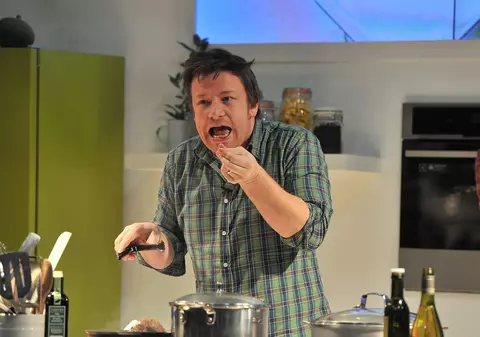 MODUL ȘOCANT în care Jamie Oliver își PEDEPSEȘTE COPIII. Tu ai putea MÂNCA așa CEVA?