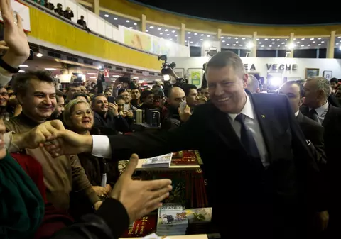 MISTERUL BILEȚELULUI pe care KLAUS IOHANNIS l-a PRIMIT înainte de LANSAREA CĂRȚII lui! | FOTO