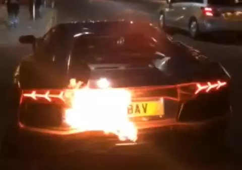 Un Lamborghini Aventador a luat foc pe stradă! VIDEO