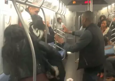 S-a lăsat cu scandal! Bătaie generală într-un vagon de metrou | VIDEO