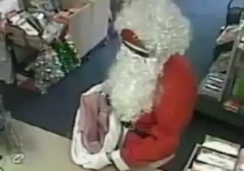 MOȘ CRĂCIUN și-a FĂCUT DEJA APARIȚIA! Cum le-a PĂCĂLIT pe angajatele unui oficiu poștal| VIDEO