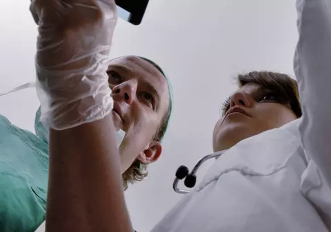 CAZ INCREDIBIL în MARAMUREȘ! O BĂTRÂNĂ a fost OPERATĂ la piciorul SĂNĂTOS