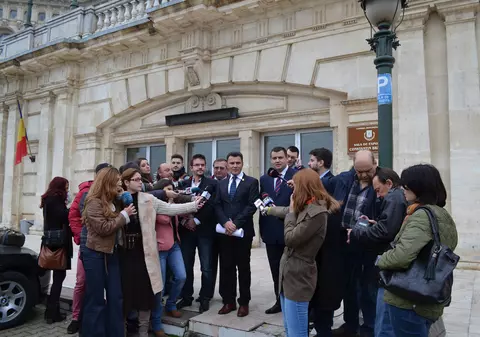 ASTA NU S-A MAI ÎNTÂMPLAT NICIODATĂ ÎN CASA POPORULUI! Ce au făcut astăzi ALEŞII NOŞTRI în Parlament?